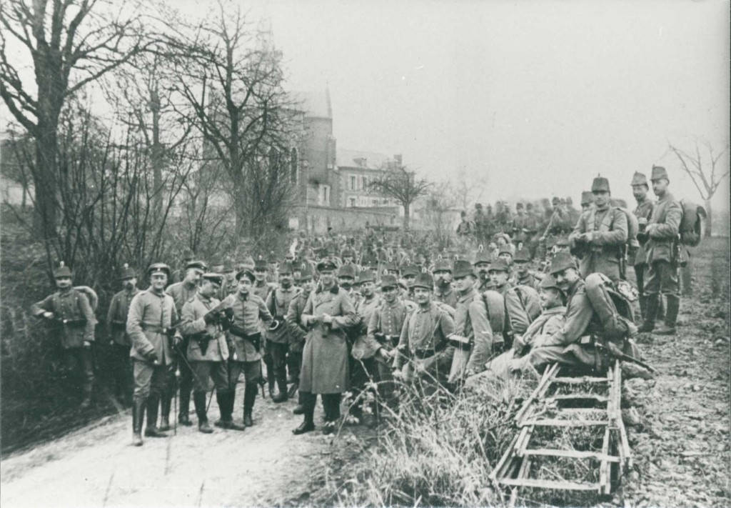 9. jægerbataillons 3. kompagni på march fra Noyon til Dives omkring 1. april 1915. Adskillige sønderjyder gjorde tjeneste her ved jægerne fra Ratzeburg, bl.a. Peter Kræmer. Udover Ravnsgaard fra Christiansfeld, som har sendt dette kort hjem, nævner foruden Kræmer H. Kock, Mølby og H. Moos, Nybøl.