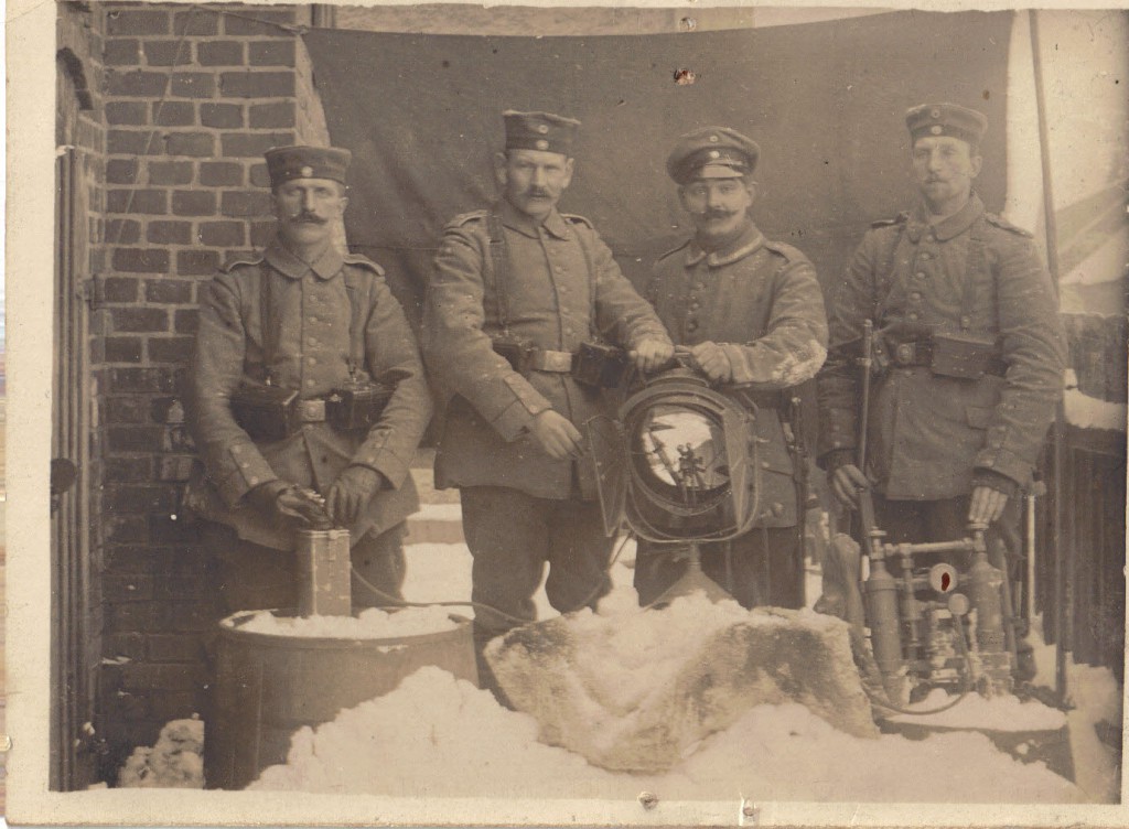 1914-12-10 LIR84 Otto Theodor Wagner - Foto af Opa og 3 andre - als Scheinwerfer bei Wentzken 1914