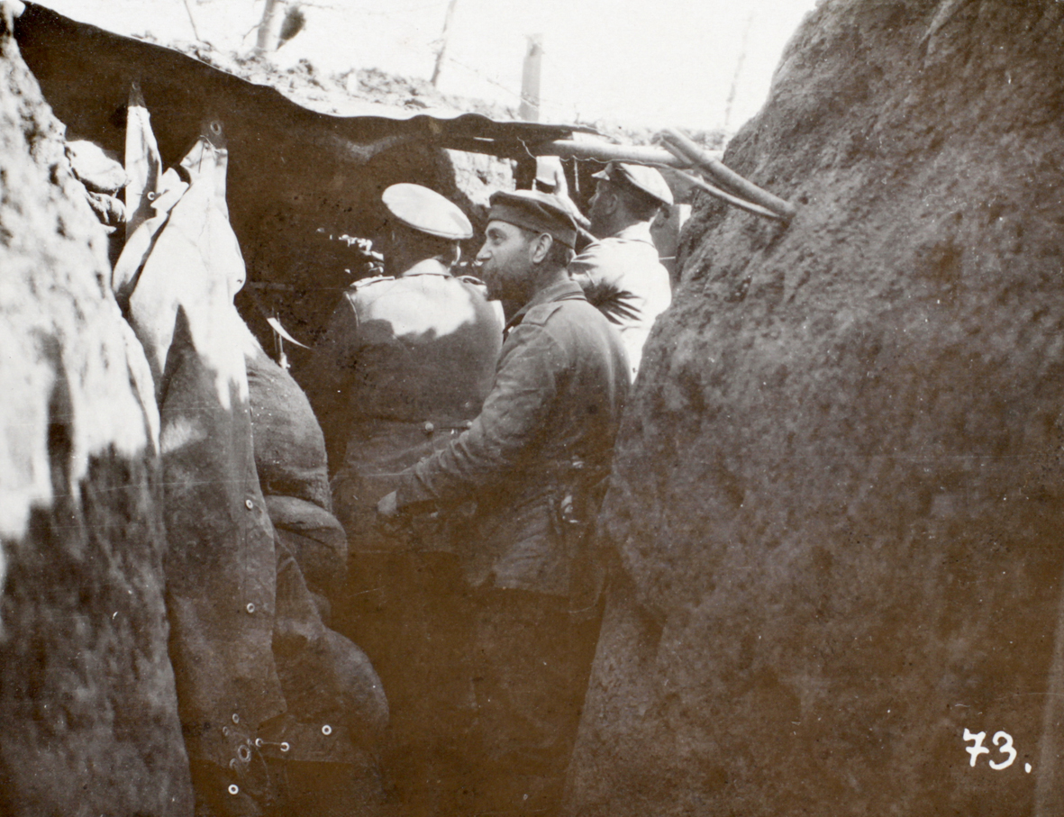 8. april 1915. “Der laa endnu 300 døde Franskmænd i Pigtraadshegnet, samt deres Kaptajn og hans Hest. “