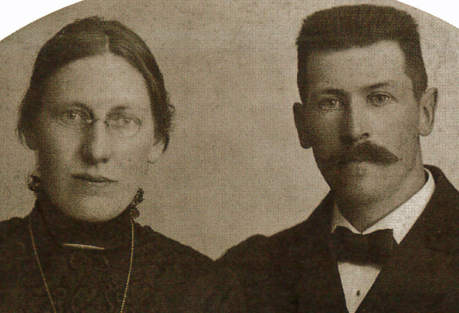 11. december 1917. Jørgen beder Inger sende flæskepakker til sine overordnedes familier. Brev fra Jørgen til Inger.