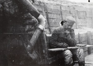 Tysk soldat skriver brev i skyttegraven (Dan Obling)