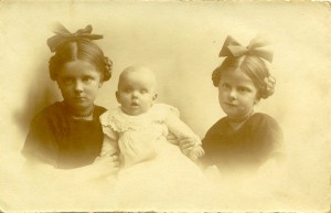 Ellen og J.N. Jensens tre børn, 1920. De to ældste var begge født før krigsudbruddet 1914 (Arkivet ved Dansk Centralbibliotek)