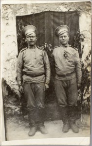 Russisk brevkort med to russiske soldater, på bagsiden en påskrift på russisk (Museum Sønderjylland - Sønderborg Slot)