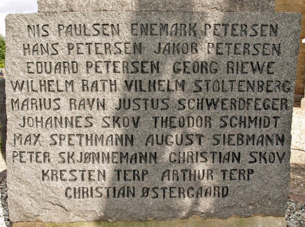 Detalje fra mindesten, Tyrstrup Kirkegård, med navn stavet "Christian Skov"