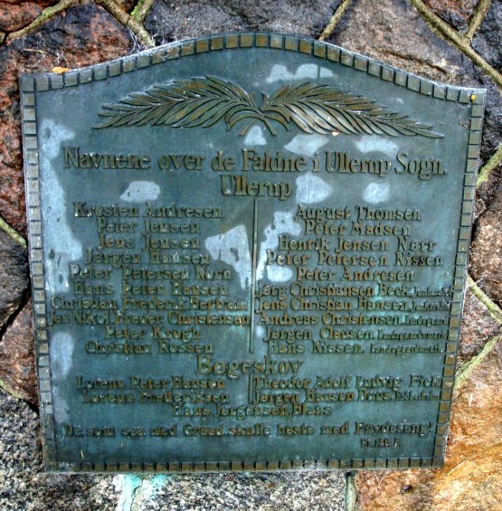 Mindesten, Ullerup Kirkegård, med brødrene Peter og Jens Jensens navne