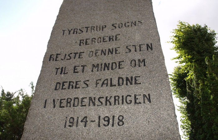 Detalje af mindesten, Tyrstrup Kirkegård