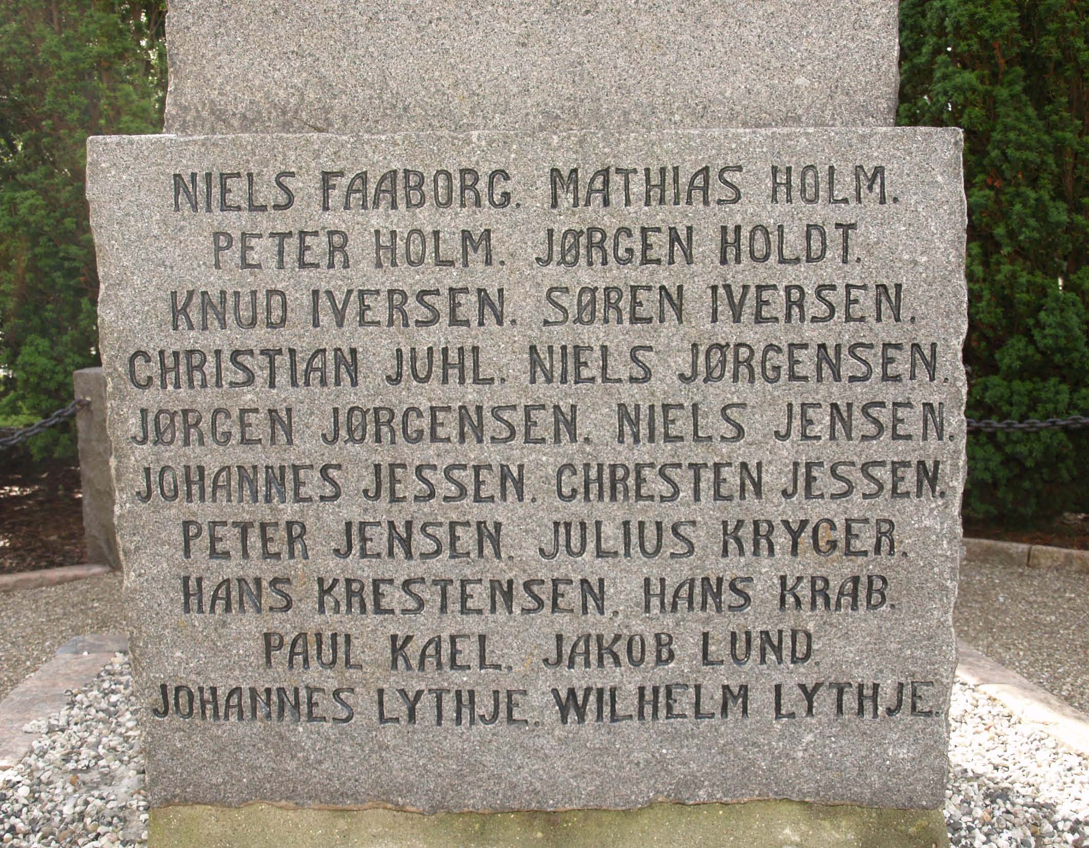 Detalje af mindesten, Tyrstrup Kirkegård