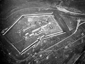Luftfoto af det vigtige franske forsvarsanlæg, fort Douaumont, som den 25. februar faldt i tyske hænder. Billedet er taget inden kampene ved Verdun for alvor tog til i styrke. Fra Wikimedia Commons.