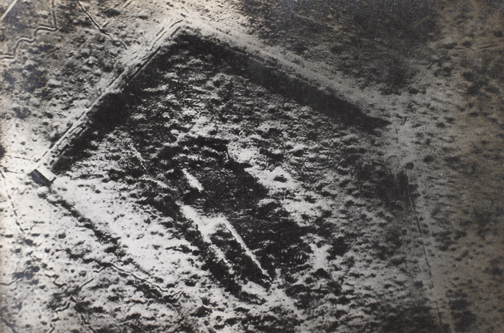 Luftfoto af det granat-arrede Fort Douaumont ved Verdun (Museum Sønderjylland - Sønderborg Slot)