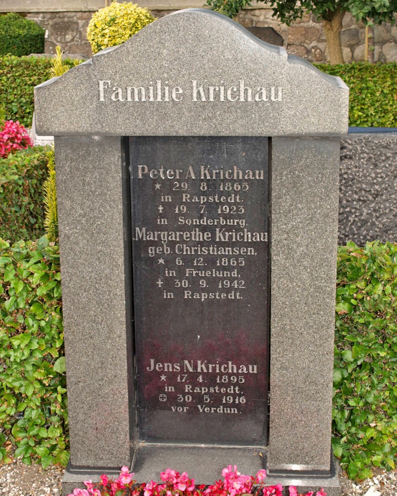 Gravsten på familiegravsted, Ravsted Kirkegård