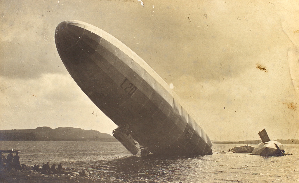 Det strandede luftskib L20 ved den norske kyst nær Stavanger den 3. maj 1916. (Tønder Zeppelin- og Garnisonsmuseum)