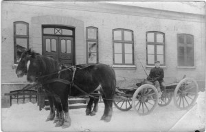 Frederik Sigismund Beyer på hestevogn foran Clausens gård i Barsmark, Løjt sogn, hvor han arbejdede, da han blev indkaldt til tysk krigsdeltagelse. Original i privateje.