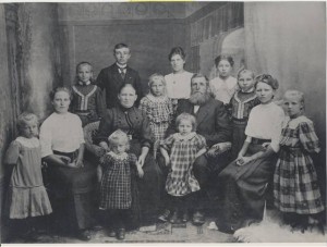 Familien Beyer i Løjt. Forældre med sønnen Frederik og 11 døtre. Ca. oktober 1914. Original i privateje.