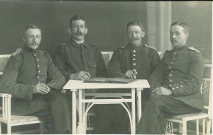 Peter Ravnsgaard er nummer 2 fra venstre og hans Nabo Hans Svendsen nummer 3 fra venstre. De øvrige er ukendte. Originalfoto i privateje.