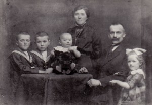 Petersen, Jes Peter (1884-1962), hustru og de 4 ældste børn, 1916.   Original i privat eje.