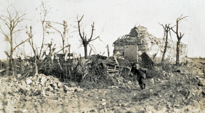 6. august 1917. Ved Ypres: “Jernstumper, jordklumper, sten, betonklodser hvirvler gennem luften.”
