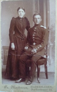 Johann J. F. Scharnberg (1870-1915) og hustru Anna Marie Christine Hansine Johannsen, Haderslev. Originalt foto i privateje.