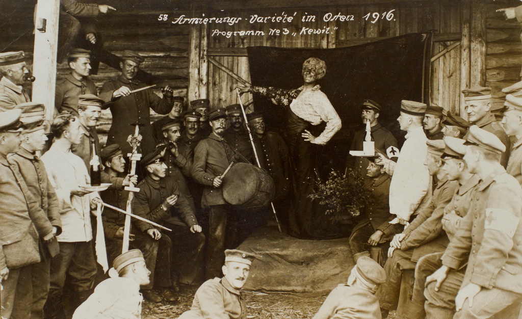 Soldatervarieté på østfronten, 1916. I midten ses forestillingens diva, der ifølge en påskrift hed Anton. At mænd optrådte som kvinder i soldaterteatrene var ikke unormalt. Kvinder var der ikke mange af i de frontnære områder, og sjældent nogen der kunne tysk (Museet på Sønderborg Slot)  