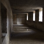 Det indre af bunkeren "Elfriede", Arrild Ferieby. Bunkeren er som noget specielt udstyret med vinduer og i gulvet ses aftryk af sømbeslåede tyske støvlesåler.