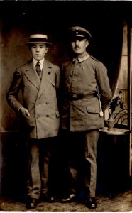 Christian N. Schmidt sammen med sin yngre bror Bonnick Peter Schmidt (født 1901). De to korresponderede livligt under krigen. Foto i privateje.
