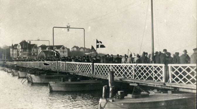 11. juli 1920. Tusindvis i procession over pontonbroen til Dybbøl