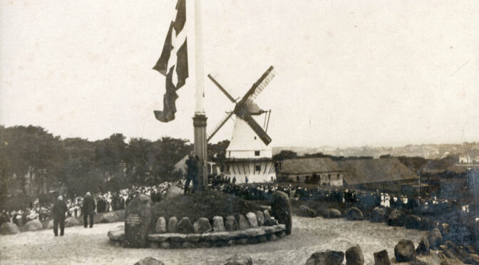 11. juli 1920. Tusinder samlet på Dybbøl – bare vejret holder!