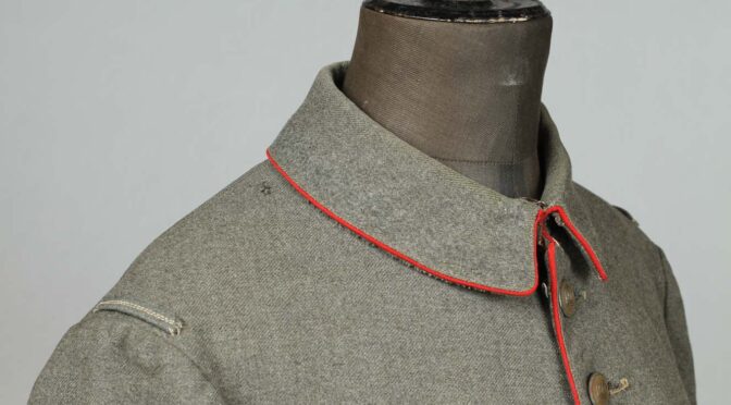 Fra Museum Sønderjyllands samlinger: Uniformsjakke (Waffenrock) M1915 med påmalet “PG” for “Prisonnier de Guerre” (krigsfange)