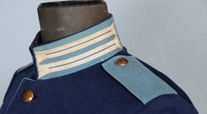 Fra Museum Sønderjyllands samlinger: Blå, tysk uniformsjakke (Waffenrock) for menig ved Garde-Train-Bataillon