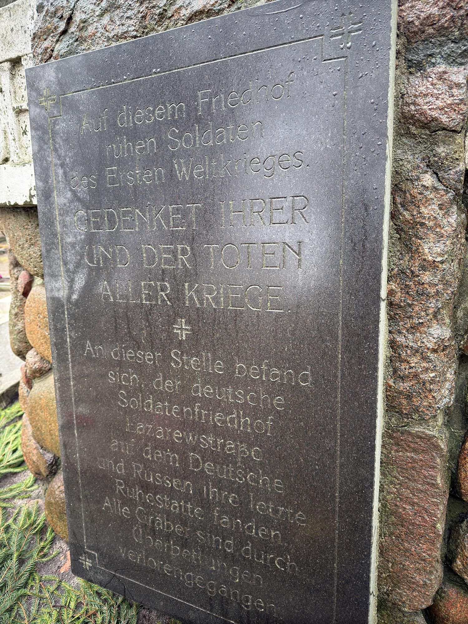 Inskription monument, Ziemelu Kapi, Liepaja. Letland | Den Store Krig ...